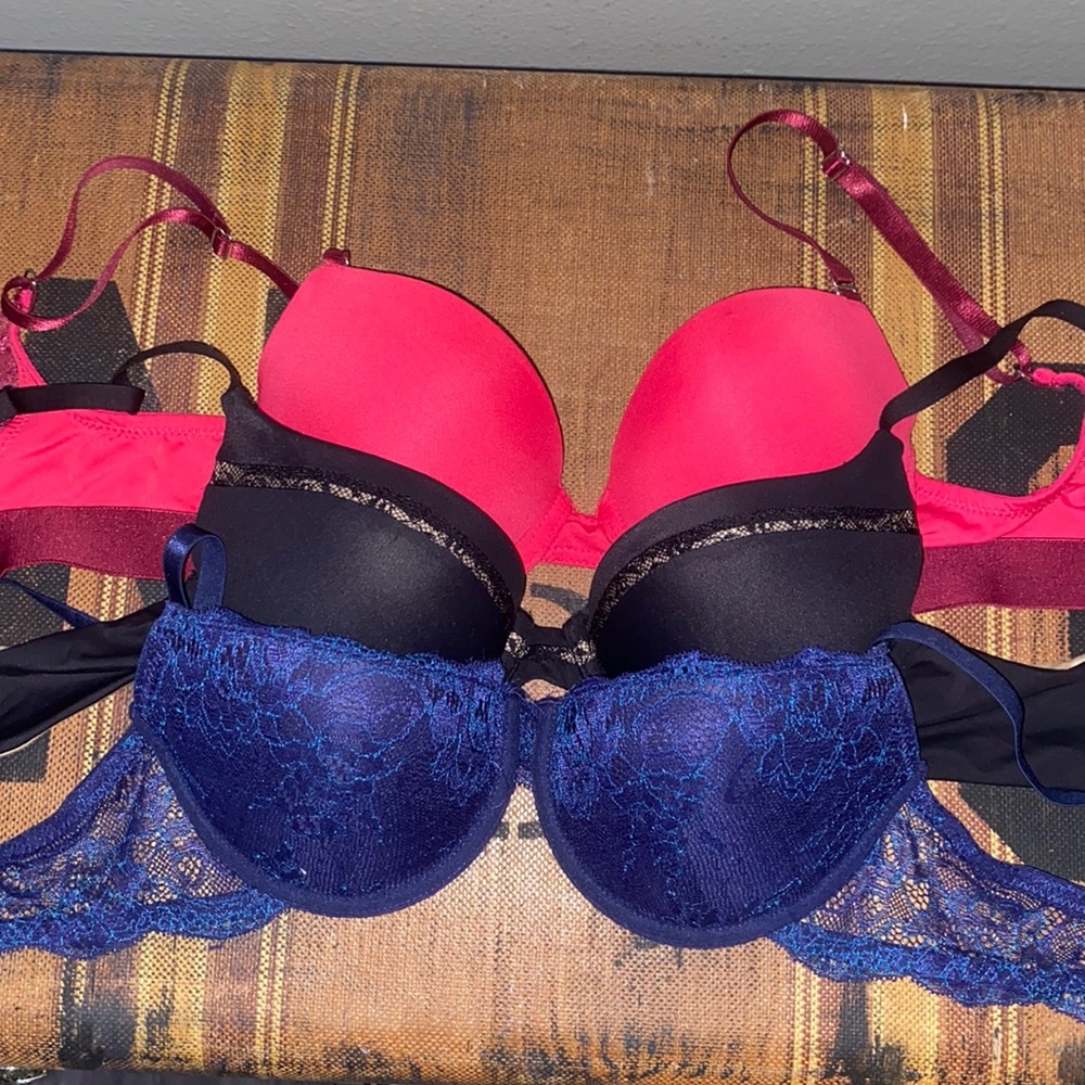 Set of 3 bras size 34b super cute!